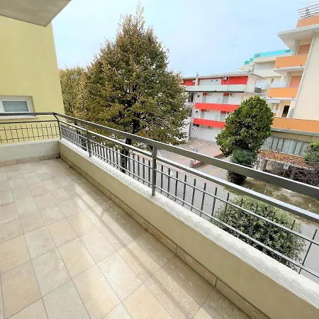 アパート Albatros - *